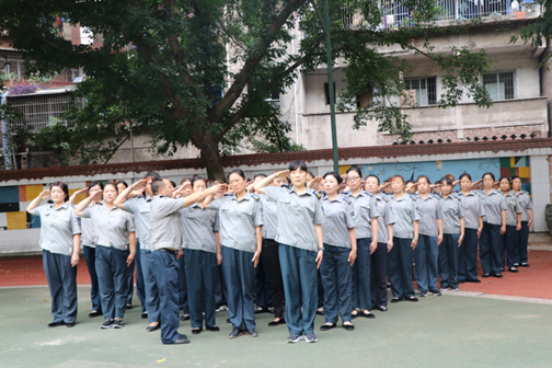 队列训练中的女保安队员