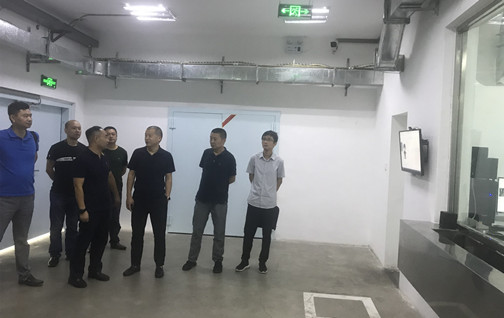 检查组在德阳市保安服务总公司智能枪弹库检查.jpg 检查组在德阳市保安服务总公司智能枪弹库检查.jpg