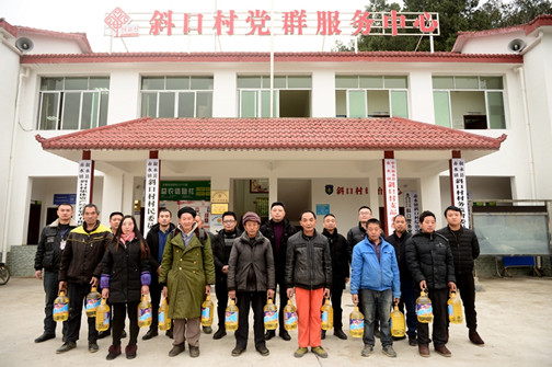 慰问合影.jpg 慰问合影.jpg