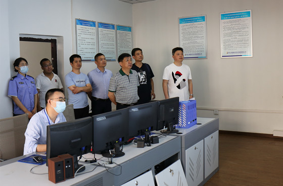 参观云墙中心.jpg 参观云墙中心.jpg