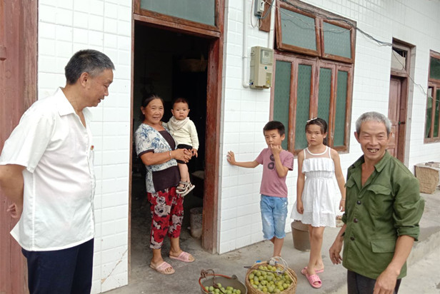 经理张贞开到农民家里了解情况.jpg 经理张贞开到农民家里了解情况.jpg