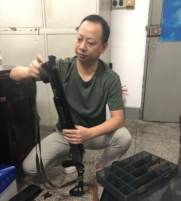 正在义务修理押运防爆枪.jpg