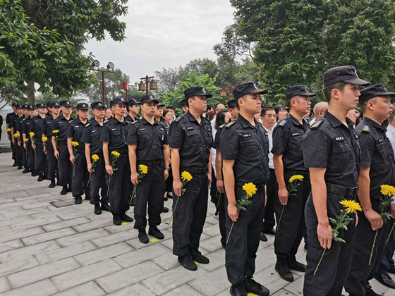 列队肃立.jpg 列队肃立.jpg