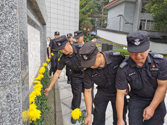 敬献鲜花.jpg 敬献鲜花.jpg